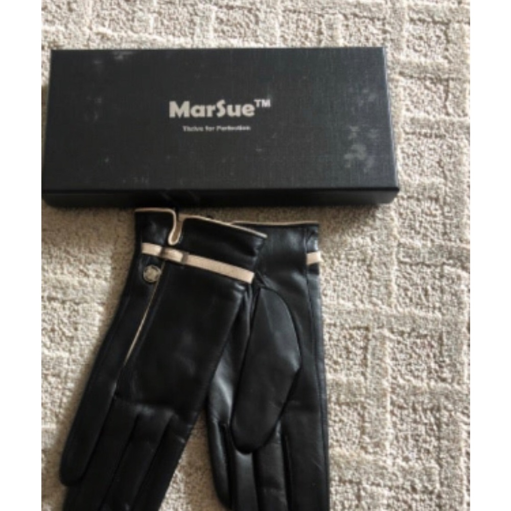 Womens leather gloves, new size M